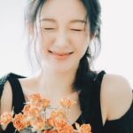 Lee Da-in Instagram - 𝓱𝓪𝓹𝓹𝔂 𝓷𝓮𝔀𝔂𝓮𝓪𝓻🎉 21년은 모두가 답답하고 힘든 시간이었지만 22년에는 사랑과 웃음가득한 한 해 되시기를☺️ 너무나도 빨리 흘러가는 시간을 보며 하루하루를 더 소중히 사랑하며 살아야겠다고 다짐하게 됩니다🌷 Wish every one of you a joyful year ahead and a life full of love🥳 I always keep it to my heart that life is miserable with so much hate, but will be bright and beautiful with love and warm heart🌼 So let’s love, not hate♥️