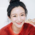 Lee Da-in Instagram - Have a Merry Christmas everyone🎄♥️ feat.마늘빵😋