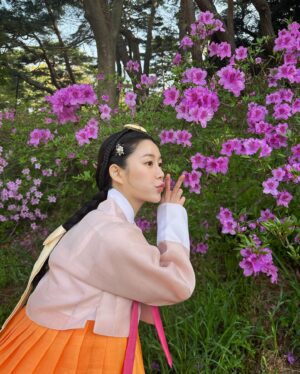 Lee Da-in Instagram - 재밌었던 꽃달임🌺🌸🌼
오늘도 밤 9:50분에 만나요🧡