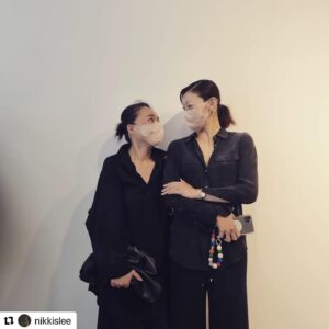 Lee El Instagram - #Repost @nikkislee with @make_repost
・・・
배우 이엘

<도깨비>에서 빨간 립스틱과 쇼커트로 강렬하게 다가왔던 배우.
굉장히 매력있는 배우가 도깨비같이 툭 튀어나왔다고 생각했다.

최근에 <모럴 센스>를 보는데 
희멀건한 이엘의 얼굴이 보였다.
립스틱을 지우자 이상하게도 이엘의 얼굴은 꿈틀꿈틀 움직였다.
내 마음도 자꾸 이엘의 표정에 꿈틀거렸다.

<나의 해방일지>에서 그 희멀건 얼굴로 온갖 얘길 다 한다.
가슴에 콕 박히게.

오늘 그 이엘을 
우연히 다시 만났다.

첨 만났던 건
제천 영화제 뒷풀이였지.
코로나가 없던 시절.

나의 최애 커플을  @gladstone.gallery 에서 만나버렸어,여전히 섹시하고 멋진 두 사람!