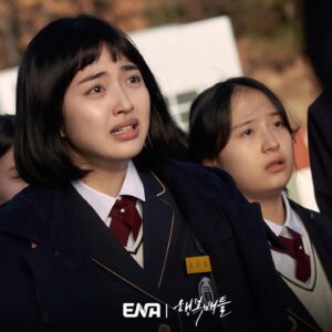 Lee El Instagram - _
행복배틀 6부
드디어 오늘 밝혀지는 미호와 유진의 과거 이야기.
고등학생이었던 그녀들은 왜 그토록 서로를 증오하게 됐을까?

ENA <행복배틀> 수/목 밤 9시 방송