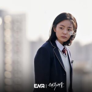 Lee El Instagram - _
행복배틀 6부
드디어 오늘 밝혀지는 미호와 유진의 과거 이야기.
고등학생이었던 그녀들은 왜 그토록 서로를 증오하게 됐을까?

ENA <행복배틀> 수/목 밤 9시 방송