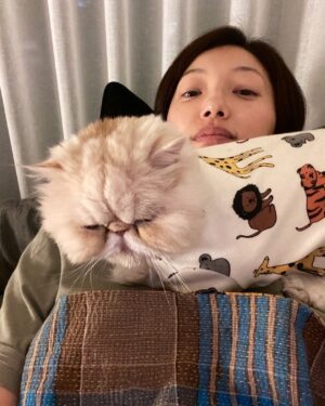 Lee El Instagram - _
무거워🥹
#김망고똥꼬아들내미마마냥꼬절미절미인절미