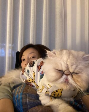 Lee El Instagram - _
무거워🥹
#김망고똥꼬아들내미마마냥꼬절미절미인절미