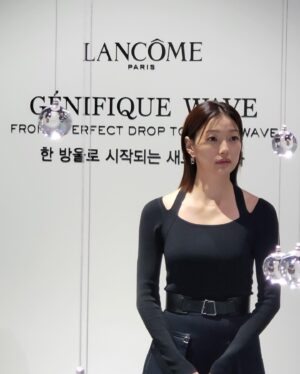 Lee El Instagram - _
랑콤 제니피끄 웨이브 팝업 /@이태원
에 다녀왔어요!
제니피크를 모티브로 한 전시가 흥미로웠어요,
특히 조명방!ㅎ

#GenifiqueWaveEvent #랑콤 #제니피끄세럼 @lancomeofficial