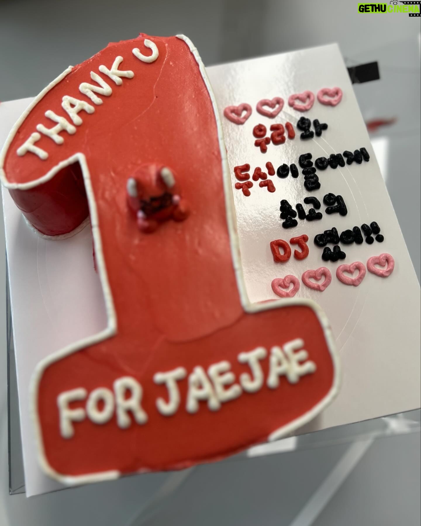 Lee Eun-jae Instagram - 어느새 두데 1주년입니다! 과분한 선물 너무 감사드립니다🌹 항상 신경 써주시고 돌봐주시고 잊지 않고 찾아주시고 생각해 주시고 챙겨주시고 사랑해주셔서 감사합니다🫶 남은 시간도 꼭꼭 눌러서 알차게 쓰자구용🍀 #두시의데이트 #두식이 #재없사