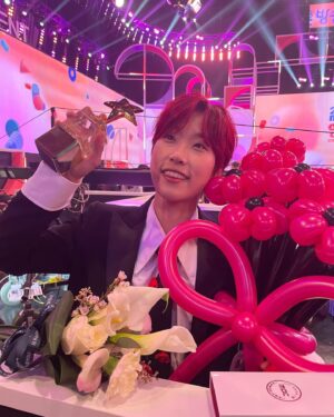 Lee Eun-jae Instagram - 저 상 받았어요🌹저의 또 다른 가족 두식이들과 홍희주 강당당 김선홍 피디님, 이영희 홍여진 이지혜 작가님 그리고 MBC 라디오국 국장님 부장님 전부 감사드립니다🏆이쁜 옷 구해주신 송화정 실장님도 감사드려욧👔 두식이들 다시 한 번 감사합니다! 더 좋은 진행으로 보답할게요🩵!!!
#두시의데이트재재입니다 #째디