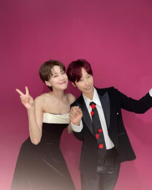 Lee Eun-jae Instagram - 저 상 받았어요🌹저의 또 다른 가족 두식이들과 홍희주 강당당 김선홍 피디님, 이영희 홍여진 이지혜 작가님 그리고 MBC 라디오국 국장님 부장님 전부 감사드립니다🏆이쁜 옷 구해주신 송화정 실장님도 감사드려욧👔 두식이들 다시 한 번 감사합니다! 더 좋은 진행으로 보답할게요🩵!!!
#두시의데이트재재입니다 #째디