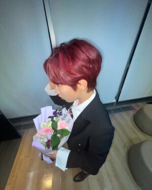 Lee Eun-jae Instagram - 저 상 받았어요🌹저의 또 다른 가족 두식이들과 홍희주 강당당 김선홍 피디님, 이영희 홍여진 이지혜 작가님 그리고 MBC 라디오국 국장님 부장님 전부 감사드립니다🏆이쁜 옷 구해주신 송화정 실장님도 감사드려욧👔 두식이들 다시 한 번 감사합니다! 더 좋은 진행으로 보답할게요🩵!!!
#두시의데이트재재입니다 #째디