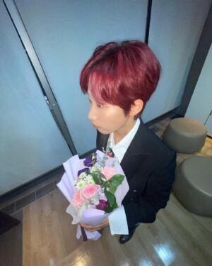 Lee Eun-jae Instagram - 저 상 받았어요🌹저의 또 다른 가족 두식이들과 홍희주 강당당 김선홍 피디님, 이영희 홍여진 이지혜 작가님 그리고 MBC 라디오국 국장님 부장님 전부 감사드립니다🏆이쁜 옷 구해주신 송화정 실장님도 감사드려욧👔 두식이들 다시 한 번 감사합니다! 더 좋은 진행으로 보답할게요🩵!!!
#두시의데이트재재입니다 #째디