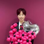 Lee Eun-jae Instagram - 저 상 받았어요🌹저의 또 다른 가족 두식이들과 홍희주 강당당 김선홍 피디님, 이영희 홍여진 이지혜 작가님 그리고 MBC 라디오국 국장님 부장님 전부 감사드립니다🏆이쁜 옷 구해주신 송화정 실장님도 감사드려욧👔 두식이들 다시 한 번 감사합니다! 더 좋은 진행으로 보답할게요🩵!!! #두시의데이트재재입니다 #째디