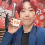 Lee Eun-jae Instagram - 어느새 두데 1주년입니다! 과분한 선물 너무 감사드립니다🌹 항상 신경 써주시고 돌봐주시고 잊지 않고 찾아주시고 생각해 주시고 챙겨주시고 사랑해주셔서 감사합니다🫶 남은 시간도 꼭꼭 눌러서 알차게 쓰자구용🍀 #두시의데이트 #두식이 #재없사