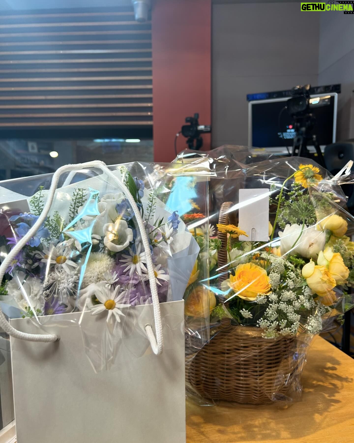 Lee Eun-jae Instagram - 어느새 두데 1주년입니다! 과분한 선물 너무 감사드립니다🌹 항상 신경 써주시고 돌봐주시고 잊지 않고 찾아주시고 생각해 주시고 챙겨주시고 사랑해주셔서 감사합니다🫶 남은 시간도 꼭꼭 눌러서 알차게 쓰자구용🍀 #두시의데이트 #두식이 #재없사