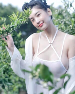 Lee Hae-in Instagram - 여름이왔어 🌵🌴🌳🍀