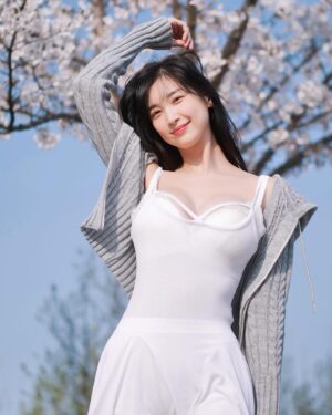 Lee Hae-in Instagram - 촬영현장스틸컷 🌸 꽃구경도했어요 히힛