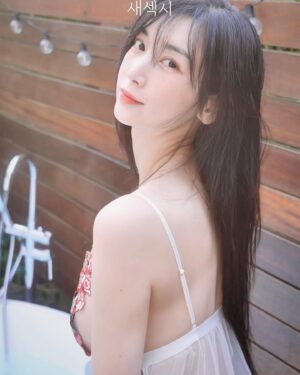 Lee Hae-in Instagram - 새섹시🤍 Youtube - 이지Leezy ✔️