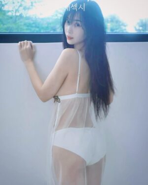 Lee Hae-in Instagram - 새섹시🤍 Youtube - 이지Leezy ✔️