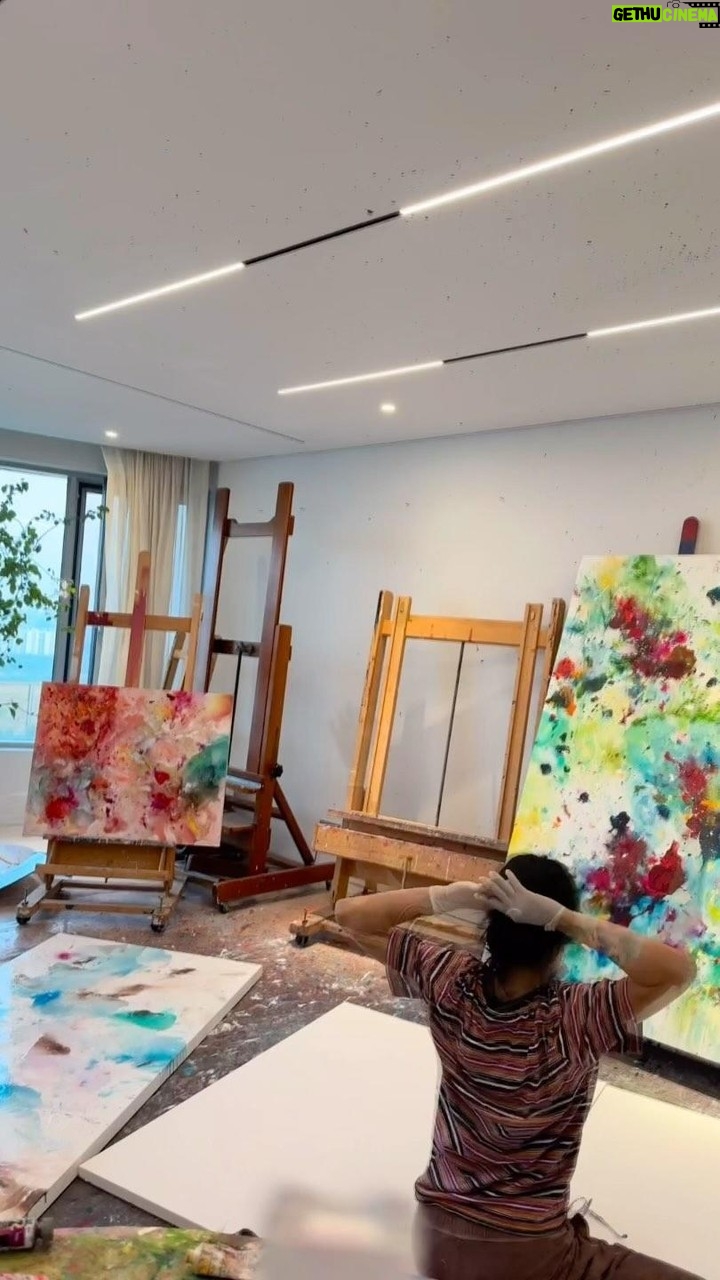 Lee Hae-young Instagram - 드디어! 다음주 월요일.. ‘나의 이야기로’ 가득찬..! 마지막 불태운 그림들이 5월에 열릴 전시회장으로 갑니다! 전시공지 띄울 꺼니까~🥹