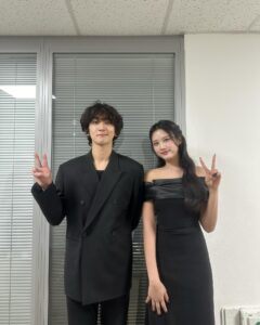 Lee Jae-si Instagram - 2023 kbs 연예대상 시상자로 설 수 있게 되어 영광이였습니다!! 수상하신 모든 분들 축하드립니다👏🏻☺️