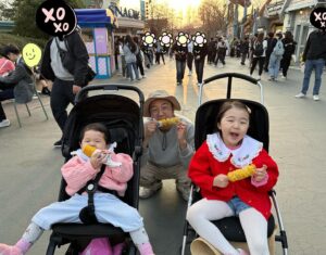 Lee Ji-hye Instagram - 닮은꼴 3인방

그중 제일 피곤하신 어른신 ㅋㅋ