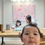 Lee Ji-hye Instagram - 난데없이 나타난 이 장난꾸러기를 어떡하지 ㅋㅋ 우리집 공부하는분위기 조성중 첫날 ㅋ 나는 독서를 다기 시작 몇장을 읽을수있을지.. 자 다시 지식쌓기 시작해보자!!!!!! 나 똑똑해질라니까 두고봐유 ㅋㅋㅋㅋㅋㅋㅋㅋㅋ 그와중에 그림 너무 이뿌네 #그림렌탈#그림구독#그림대여 #아트리빙 #캔버스액자 #인테리어액자 #인테리어그림 #집들이그림 #이사선물