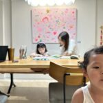 Lee Ji-hye Instagram - 난데없이 나타난 이 장난꾸러기를 어떡하지 ㅋㅋ 우리집 공부하는분위기 조성중 첫날 ㅋ 나는 독서를 다기 시작 몇장을 읽을수있을지.. 자 다시 지식쌓기 시작해보자!!!!!! 나 똑똑해질라니까 두고봐유 ㅋㅋㅋㅋㅋㅋㅋㅋㅋ 그와중에 그림 너무 이뿌네 #그림렌탈#그림구독#그림대여 #아트리빙 #캔버스액자 #인테리어액자 #인테리어그림 #집들이그림 #이사선물