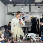 Lee Ji-hye Instagram - 탑스타의 삶 ㅋㅋㅋㅋㅋㅋㅋㅋㅋㅋㅋㅋㅋㅋ 제가 하는 광고의 화보촬영현장이에용 ㅋㅋ 여기 조명이랑 뭔 장치인지 모르겠지만 진짜 이쁘게 잘 나오는데 헤어 메컵 샘들이 딱붙어서 각자 자기일들 열씨미 하니깨 이정도 나오는것같기도하고 중요한일있으면 우리 헤어 메컵 샘 소개해드릴께 ㅋㅋㅋㅋㅋㅋ #카무트효소 #파로 #내사랑그레인온