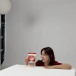 Lee Ji-hye Instagram - 탑스타의 삶 ㅋㅋㅋㅋㅋㅋㅋㅋㅋㅋㅋㅋㅋㅋ 제가 하는 광고의 화보촬영현장이에용 ㅋㅋ 여기 조명이랑 뭔 장치인지 모르겠지만 진짜 이쁘게 잘 나오는데 헤어 메컵 샘들이 딱붙어서 각자 자기일들 열씨미 하니깨 이정도 나오는것같기도하고 중요한일있으면 우리 헤어 메컵 샘 소개해드릴께 ㅋㅋㅋㅋㅋㅋ #카무트효소 #파로 #내사랑그레인온