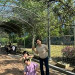 Lee Ji-hye Instagram - 여름같던 오늘 매주 늘 그렇듯 아이들과 외출 꼭 필수는 우리ㅡ엄마 우연히 만나는 인친들 관심이분들 피곤에 늘 쩔어서 제대로 챙겨드리지도 못하는데 오늘 미네로화이바 음료 전해받고 또 받기만 한것 같아서 집에와서 애들 씻기고 정신차려보니 좀 더 관심이분들 반갑게 맞이해드릴껄 작은 후회가 남아요 ㅠㅠ 애들 데리고 다니는 당분간은 까꿍 반갑게 인사는 못해드려도 내마음은 알아주길😍 우리 아기가 꼭 안아줘서 온갖 피로가 싹다풀렸어요 엄마 고마워👍🏻