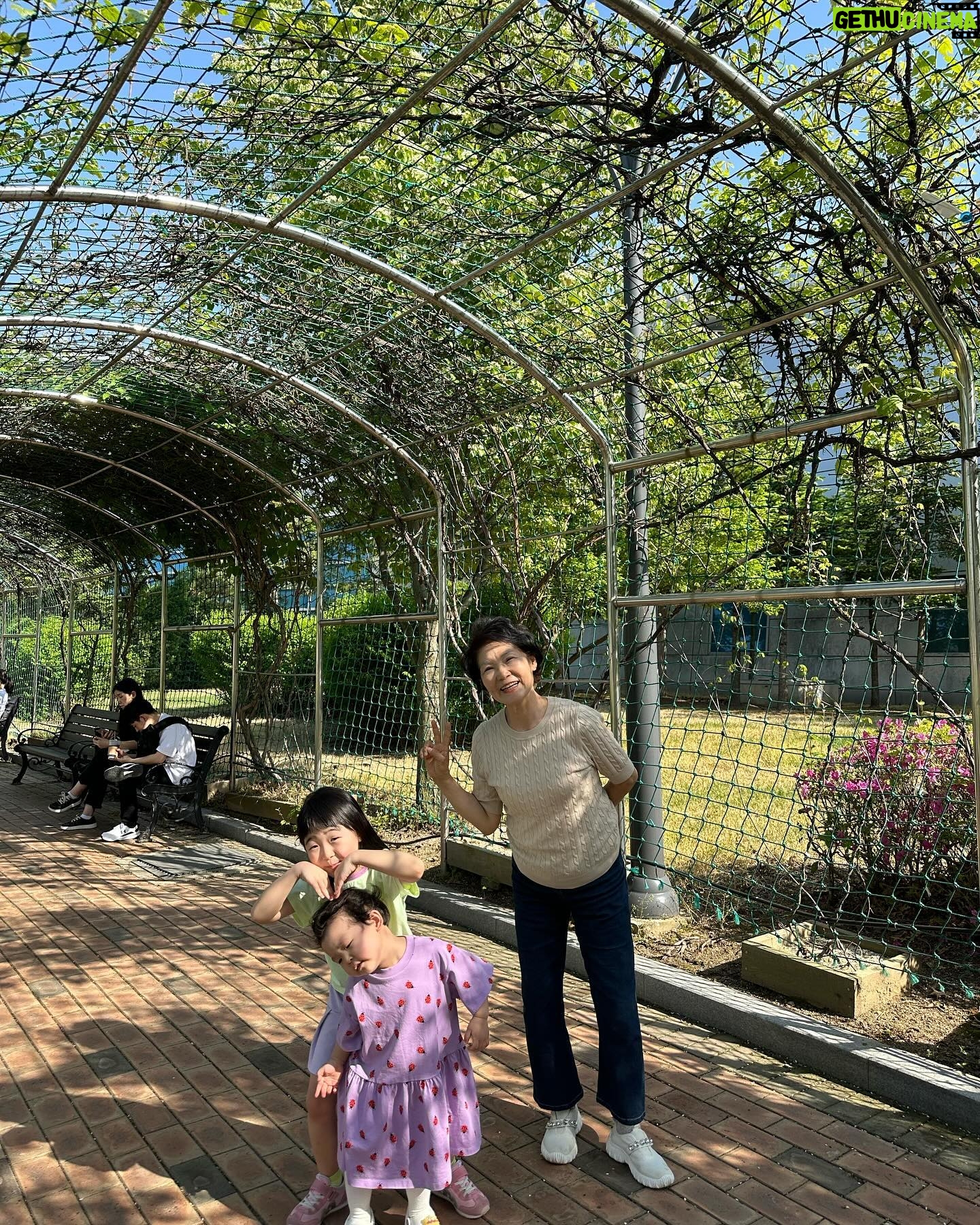 Lee Ji-hye Instagram - 여름같던 오늘 매주 늘 그렇듯 아이들과 외출 꼭 필수는 우리ㅡ엄마 우연히 만나는 인친들 관심이분들 피곤에 늘 쩔어서 제대로 챙겨드리지도 못하는데 오늘 미네로화이바 음료 전해받고 또 받기만 한것 같아서 집에와서 애들 씻기고 정신차려보니 좀 더 관심이분들 반갑게 맞이해드릴껄 작은 후회가 남아요 ㅠㅠ 애들 데리고 다니는 당분간은 까꿍 반갑게 인사는 못해드려도 내마음은 알아주길😍 우리 아기가 꼭 안아줘서 온갖 피로가 싹다풀렸어요 엄마 고마워👍🏻
