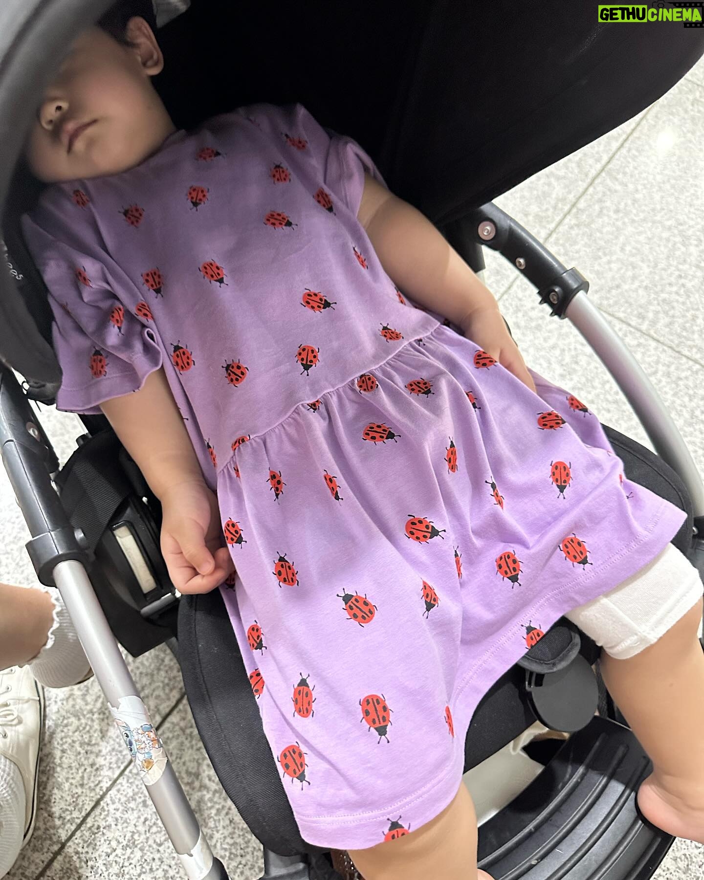 Lee Ji-hye Instagram - 여름같던 오늘 매주 늘 그렇듯 아이들과 외출 꼭 필수는 우리ㅡ엄마 우연히 만나는 인친들 관심이분들 피곤에 늘 쩔어서 제대로 챙겨드리지도 못하는데 오늘 미네로화이바 음료 전해받고 또 받기만 한것 같아서 집에와서 애들 씻기고 정신차려보니 좀 더 관심이분들 반갑게 맞이해드릴껄 작은 후회가 남아요 ㅠㅠ 애들 데리고 다니는 당분간은 까꿍 반갑게 인사는 못해드려도 내마음은 알아주길😍 우리 아기가 꼭 안아줘서 온갖 피로가 싹다풀렸어요 엄마 고마워👍🏻