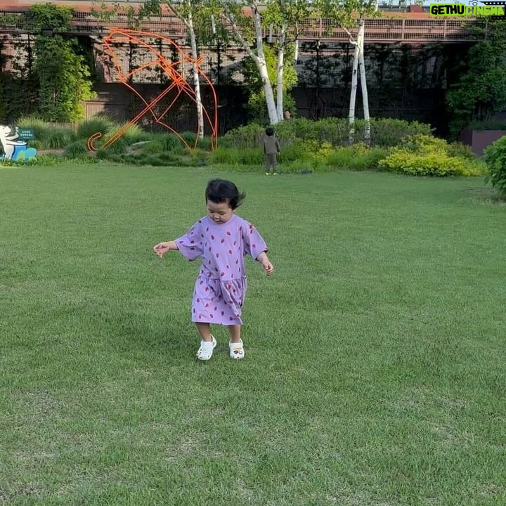 Lee Ji-hye Instagram - 여름같던 오늘 매주 늘 그렇듯 아이들과 외출 꼭 필수는 우리ㅡ엄마 우연히 만나는 인친들 관심이분들 피곤에 늘 쩔어서 제대로 챙겨드리지도 못하는데 오늘 미네로화이바 음료 전해받고 또 받기만 한것 같아서 집에와서 애들 씻기고 정신차려보니 좀 더 관심이분들 반갑게 맞이해드릴껄 작은 후회가 남아요 ㅠㅠ 애들 데리고 다니는 당분간은 까꿍 반갑게 인사는 못해드려도 내마음은 알아주길😍 우리 아기가 꼭 안아줘서 온갖 피로가 싹다풀렸어요 엄마 고마워👍🏻