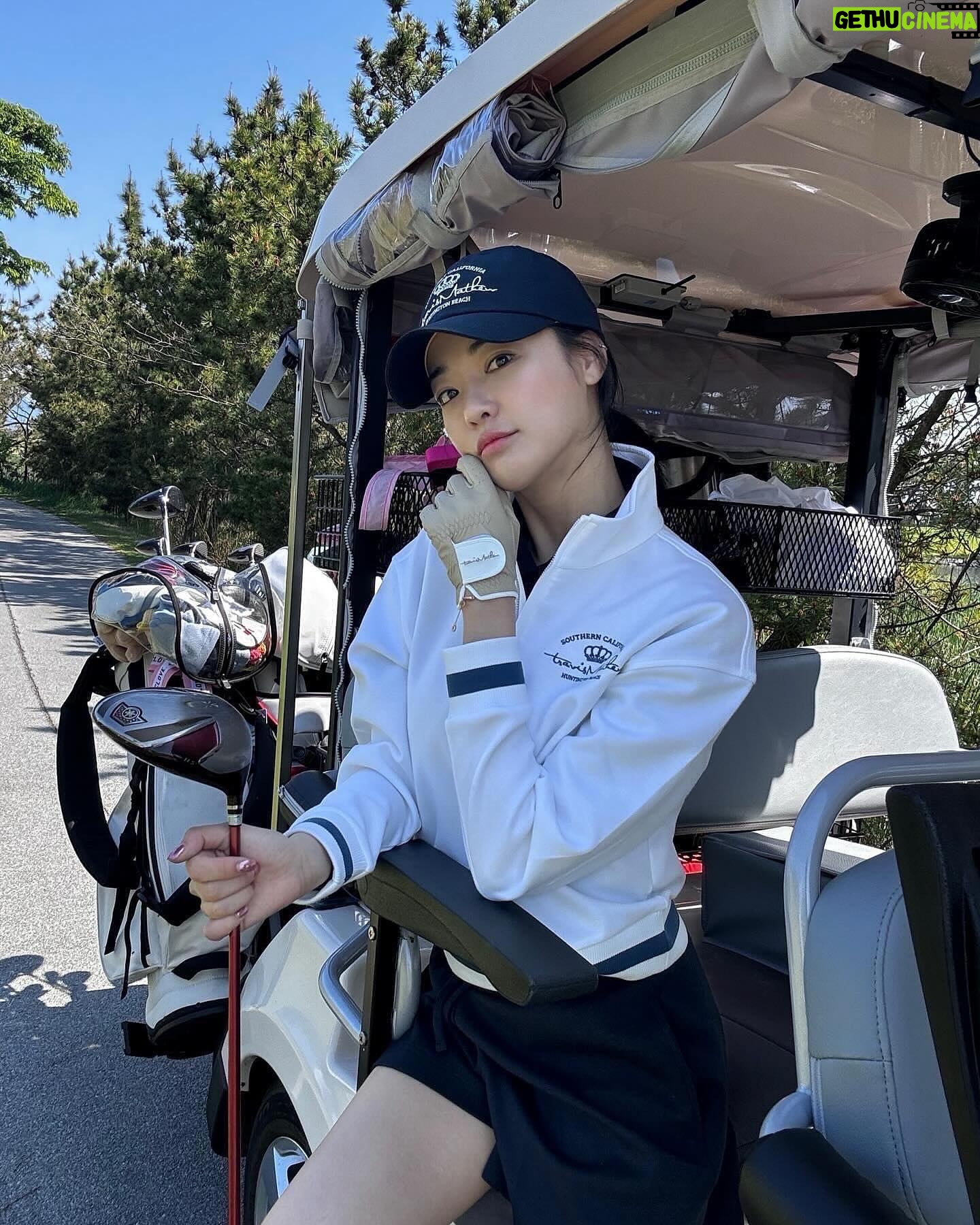 Lee Ju-yeon Instagram - 골프복 어디꺼냐궁 언니들이 계속 물어봤다규 🥰 로고도 너무 예쁘고 장갑 모자 가방 다 이뻐!!!!! @travismathew_kr @travismathew 요거예용 💙