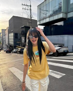 Lee Ju-yeon Instagram - 긴머리 변신
기분 좋아용 🩵

#에드비붙임머리 🩵
골프복 말고 편한 트레이닝도 예쁜
 @travismathew @travismathew_kr 🩶