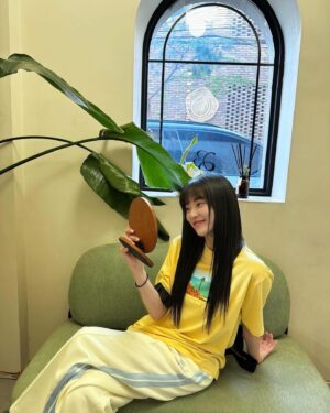 Lee Ju-yeon Instagram - 긴머리 변신
기분 좋아용 🩵

#에드비붙임머리 🩵
골프복 말고 편한 트레이닝도 예쁜
 @travismathew @travismathew_kr 🩶