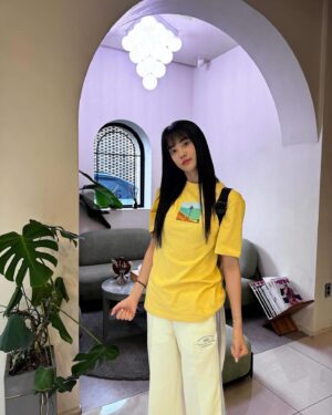 Lee Ju-yeon Instagram - 긴머리 변신
기분 좋아용 🩵

#에드비붙임머리 🩵
골프복 말고 편한 트레이닝도 예쁜
 @travismathew @travismathew_kr 🩶