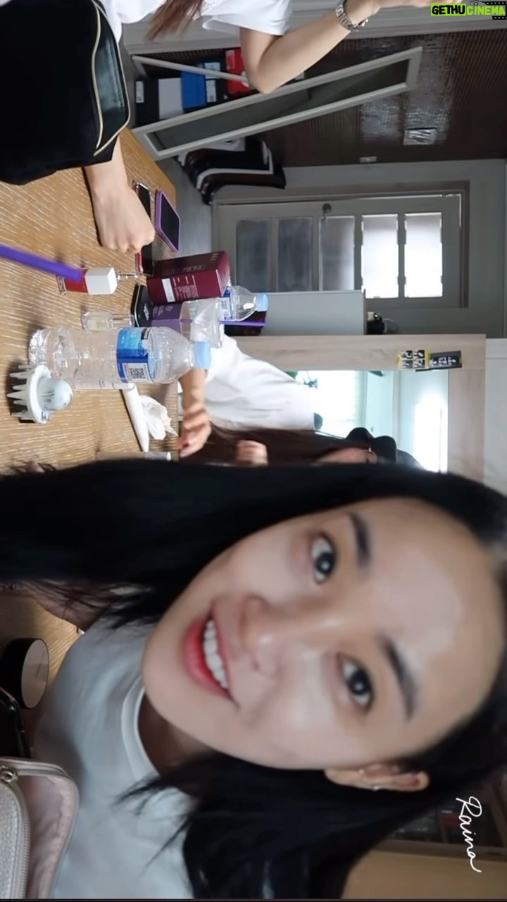 Lee Ju-yeon - 3 Likes - 유튜브 뭐 찾아보다가 예전에 찍은 렝 유튜브 ㅎㅎ
웃겨서 녹화해봤당 ㅋㅋㅋ
(화장못하는 나 화장 가르쳐주는 컨텐츠로 찍어보자 쩡언니랑 모였는데..)
수다 떨다 급하게 끝남 ㅋㅋㅋㅋ
저는 아직도 화알못.....
잠시 함께봐용 ㅋㅋㅋㅋ🤣🤣😀😀😁😁