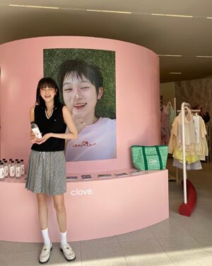 Lee Ju-yeon Instagram - 봄봄하네 🌷
울 주현언니 @juhyun1023 고생했어 🧡
옷 넘 예쁘다🫶 @cloveclub 

쩡언니랑 쌍둥이 컨셉이예요 💚
