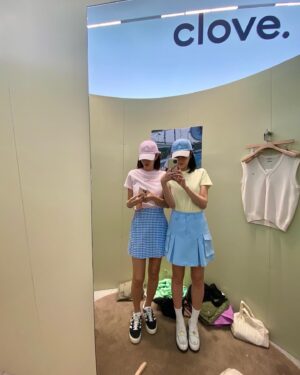 Lee Ju-yeon Instagram - 봄봄하네 🌷
울 주현언니 @juhyun1023 고생했어 🧡
옷 넘 예쁘다🫶 @cloveclub 

쩡언니랑 쌍둥이 컨셉이예요 💚