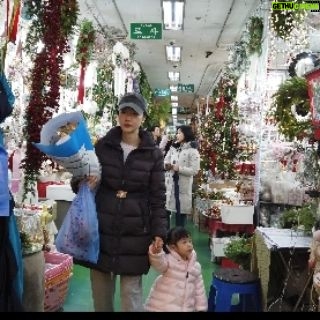 Lee Jung-hyun Instagram - 호텔에서 고가에 판매중인 #크리스마스리스 를 서아랑 함께 3만원에 만들어봤어요~(5개이상 만들 수있어요!) 오늘밤 오랜만에 제 유튜브 채널에 업로드 되니 많은 응원부탁해요! 🎄☃️🩵 ⚡️플라워 안배웠습니다!⚡️누구나 쉽게 만들수 있어요😆