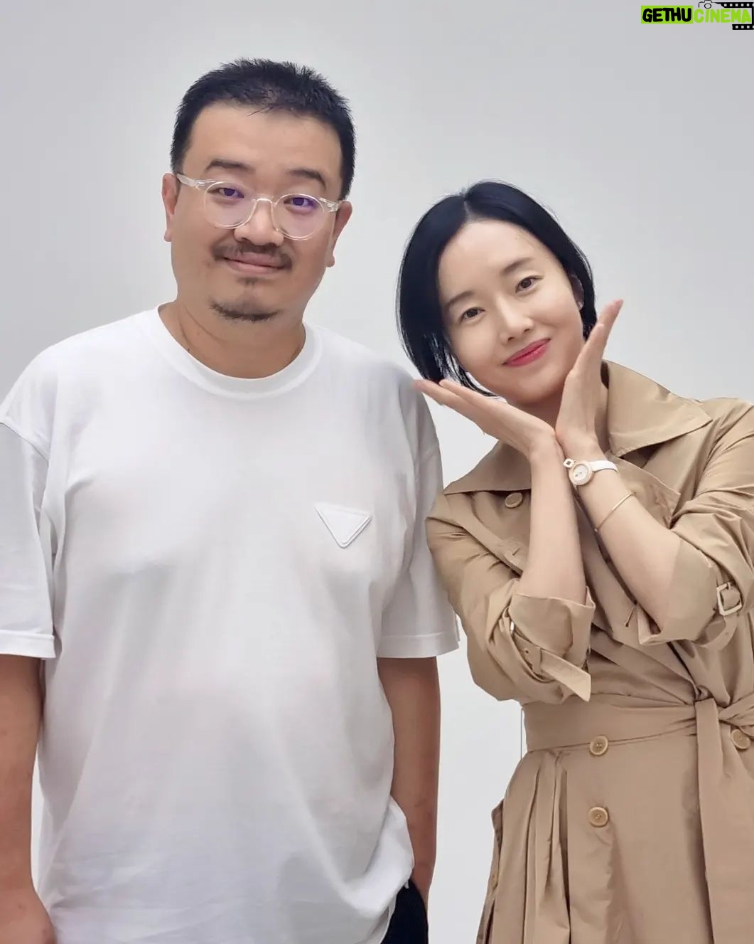Lee Jung-hyun Instagram - 연상호감독님 프라다전시 👍 #양익준 감독배우님 #조영각프로듀서 님 #대담패널 😆 9월5~6일까지 전시하네요~😁 #prada