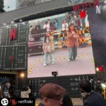 Lee Jung-hyun Instagram - 이시각..강남역 상황..!💥 오늘 오후4시 기생수더 그레이 가 넷플릭스에서 공개됩니다!🙌 기생수잡으러 강남역 고고👉 #리그램 - @netflixkr by @get_regrammer 혹시 내 친구도..? 너 T가 아니라 ‘기’야? 감정 표현이 서툴거나 말투가 기계적이고, 밤에 자꾸 사라지는 등 의심 증상을 보이는 친구가 있다면 즉시 #기생수_선별검사소 에 동반 방문하십시오. ⚠️기생생물 선별검사소 운영 안내⚠️ 🚩선별검사소 위치: 강남역 메가박스 옆 (11번 출구 직진 200m) 🕖운영 기간: 4월 5일~4월 14일 (월~목 10:00부터 22:00까지, 금~일 11:00부터 23:00까지) 방문 인증샷과 함께 #기생수_선별검사소 해시태그와 @netflixkr 계정 태그를 완료하시면 추첨을 통해 피규어 세트를 드립니다. 나와 내 친구의 안전을 위해 적극 참여하시길 당부드립니다. #기생수_더그레이 #Parasyte_TheGrey