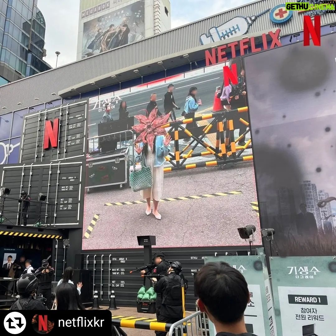 Lee Jung-hyun Instagram - 이시각..강남역 상황..!💥 오늘 오후4시 기생수더 그레이 가 넷플릭스에서 공개됩니다!🙌 기생수잡으러 강남역 고고👉 #리그램 - @netflixkr by @get_regrammer 혹시 내 친구도..? 너 T가 아니라 ‘기’야? 감정 표현이 서툴거나 말투가 기계적이고, 밤에 자꾸 사라지는 등 의심 증상을 보이는 친구가 있다면 즉시 #기생수_선별검사소 에 동반 방문하십시오. ⚠️기생생물 선별검사소 운영 안내⚠️ 🚩선별검사소 위치: 강남역 메가박스 옆 (11번 출구 직진 200m) 🕖운영 기간: 4월 5일~4월 14일 (월~목 10:00부터 22:00까지, 금~일 11:00부터 23:00까지) 방문 인증샷과 함께 #기생수_선별검사소 해시태그와 @netflixkr 계정 태그를 완료하시면 추첨을 통해 피규어 세트를 드립니다. 나와 내 친구의 안전을 위해 적극 참여하시길 당부드립니다. #기생수_더그레이 #Parasyte_TheGrey
