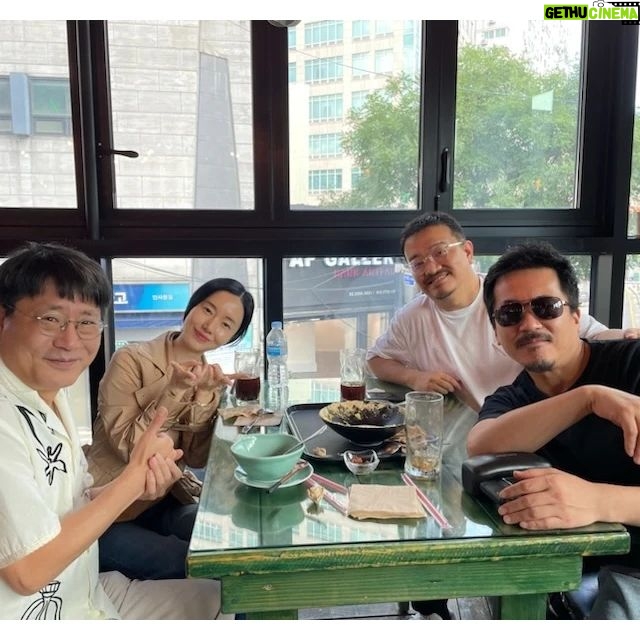 Lee Jung-hyun Instagram - 연상호감독님 프라다전시 👍 #양익준 감독배우님 #조영각프로듀서 님 #대담패널 😆 9월5~6일까지 전시하네요~😁 #prada