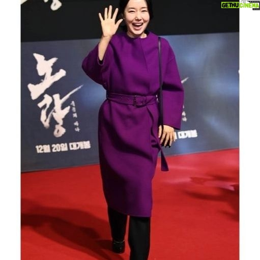 Lee Jung-hyun Instagram - #명량 의 정씨여인이 응원왔어요ㅎㅎ 아악~!🙋♀️ 이순신3부작중 마지막! #노량 이 다음주 20일 개봉합니다🌊 역사 그대로 펼쳐진 전투! 우리의영웅 #이순신장군님 의 역대급 해전이 펼쳐집니다..🔥🔥🔥 손에 땀을쥐고 봤네요..🙏🥹 특수관에서 보시는거 추천드려요👍 노량대박기원홧팅요~🙏👍아악~~~!🔥 #대한민국국민이라면꼭봐야할영화 #김한민 감독 #김윤석 #백윤식 #정재영 #허준호 #최덕문 #박명훈 #김성규 #문정희