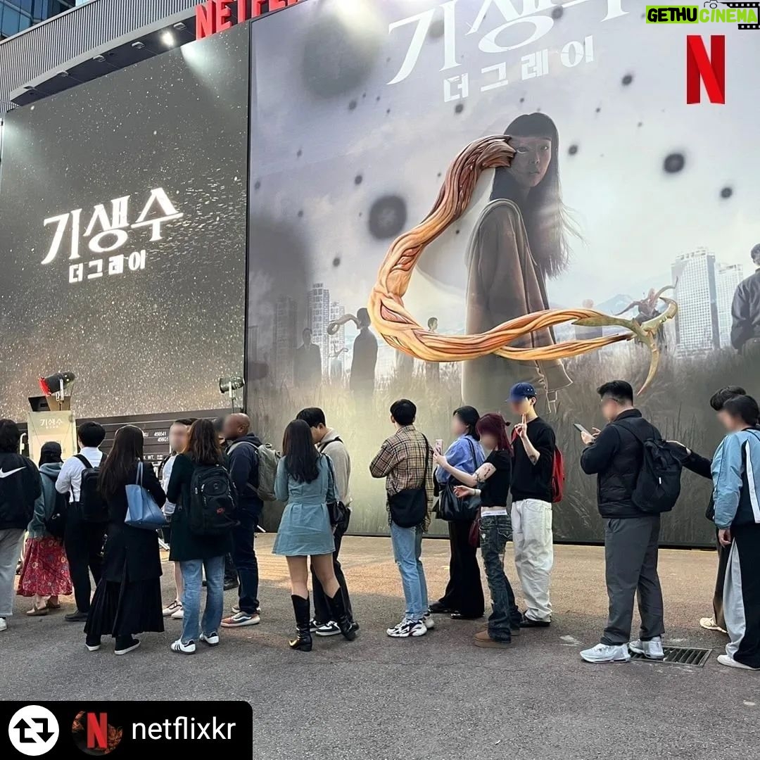 Lee Jung-hyun Instagram - 이시각..강남역 상황..!💥 오늘 오후4시 기생수더 그레이 가 넷플릭스에서 공개됩니다!🙌 기생수잡으러 강남역 고고👉 #리그램 - @netflixkr by @get_regrammer 혹시 내 친구도..? 너 T가 아니라 ‘기’야? 감정 표현이 서툴거나 말투가 기계적이고, 밤에 자꾸 사라지는 등 의심 증상을 보이는 친구가 있다면 즉시 #기생수_선별검사소 에 동반 방문하십시오. ⚠️기생생물 선별검사소 운영 안내⚠️ 🚩선별검사소 위치: 강남역 메가박스 옆 (11번 출구 직진 200m) 🕖운영 기간: 4월 5일~4월 14일 (월~목 10:00부터 22:00까지, 금~일 11:00부터 23:00까지) 방문 인증샷과 함께 #기생수_선별검사소 해시태그와 @netflixkr 계정 태그를 완료하시면 추첨을 통해 피규어 세트를 드립니다. 나와 내 친구의 안전을 위해 적극 참여하시길 당부드립니다. #기생수_더그레이 #Parasyte_TheGrey