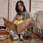 Lee Jung-hyun Instagram - 광고지만 정말 좋은책이라 꼭 소개해드리고 싶어요. 서아가 6개월부터 시작한 프뢰벨 입니다. 이제24개월을 앞두고 있어 프뢰벨 영아다중을 끝내고, 다음단계인 토탈로 들어가려할때 마침 광고가 들어와 이렇게 소개해 드릴수 있게 되었어요~!☺️ 노래도 좋고 구성도 좋고요, 서아는 자기전까지 하루종일 프뢰벨책을 손에서 놓지를 않아요🎈 아직 글은 못읽지만 벌써 프뢰벨토탈 36개월 책까지본다니까요..🤣 엄마가 읽어주고 프뢰벨선생님들이 여러놀이와함께 책을 또 읽어주니 서아가 말이나 문장도 빨리 늘은것 같아 정말 좋아요! 엄마가 바쁠때는 펜이 대신해 책을 읽어주니 정말 편하기도 해요^^ #프뢰벨 #프뢰벨토탈 #토탈플래티넘 #은물 #책육아 #프뢰벨은물 #맘스타그램 #책육아 #엄마표놀이 #광고