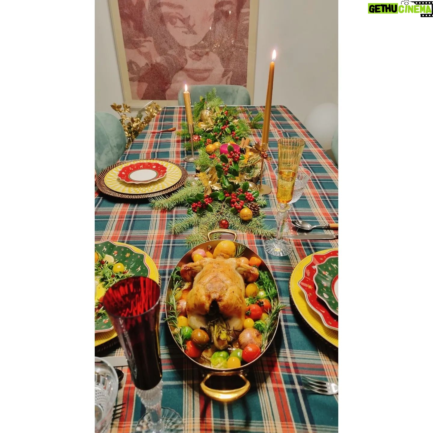 Lee Jung-hyun Instagram - #크리스마스디너 만들기! 🎄☃️닭과 버터 소금만 있어도 되요!초간단 #통닭구이 🍗 곧 유튜브 #이정현의집밥레스토랑 에서 공개됩니다! 이번 연휴에 따라해보세요! 호텔보다 맛있고! #가성비갑 요리 ! 기대해주세요~🍋
