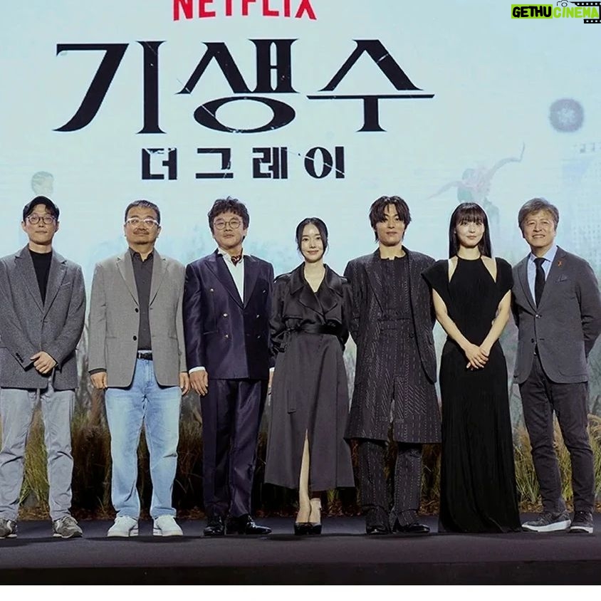 Lee Jung-hyun Instagram - #기생수더그레이 #제작발표회 🙌 #4월5일공개 #Netflix #이와아키히토시 #연상호감독님
