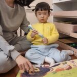 Lee Jung-hyun Instagram - 광고지만 정말 좋은책이라 꼭 소개해드리고 싶어요. 서아가 6개월부터 시작한 프뢰벨 입니다. 이제24개월을 앞두고 있어 프뢰벨 영아다중을 끝내고, 다음단계인 토탈로 들어가려할때 마침 광고가 들어와 이렇게 소개해 드릴수 있게 되었어요~!☺️ 노래도 좋고 구성도 좋고요, 서아는 자기전까지 하루종일 프뢰벨책을 손에서 놓지를 않아요🎈 아직 글은 못읽지만 벌써 프뢰벨토탈 36개월 책까지본다니까요..🤣 엄마가 읽어주고 프뢰벨선생님들이 여러놀이와함께 책을 또 읽어주니 서아가 말이나 문장도 빨리 늘은것 같아 정말 좋아요! 엄마가 바쁠때는 펜이 대신해 책을 읽어주니 정말 편하기도 해요^^ #프뢰벨 #프뢰벨토탈 #토탈플래티넘 #은물 #책육아 #프뢰벨은물 #맘스타그램 #책육아 #엄마표놀이 #광고